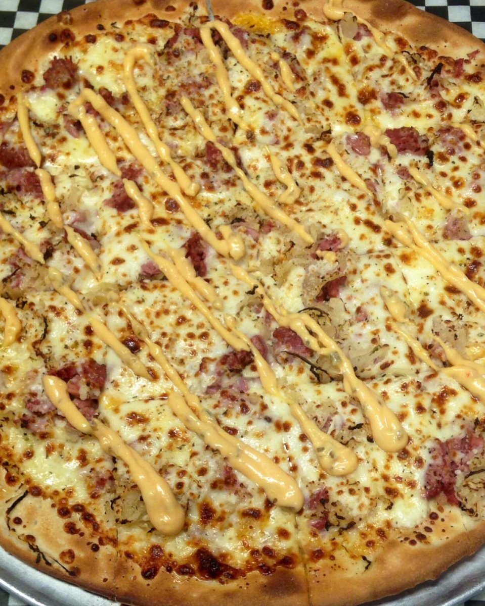 Vanspizza09's tweet photo. There's only a few days left to get the REUBEN PIZZA! #comegetserved https://t.co/YNl2YIIjPl