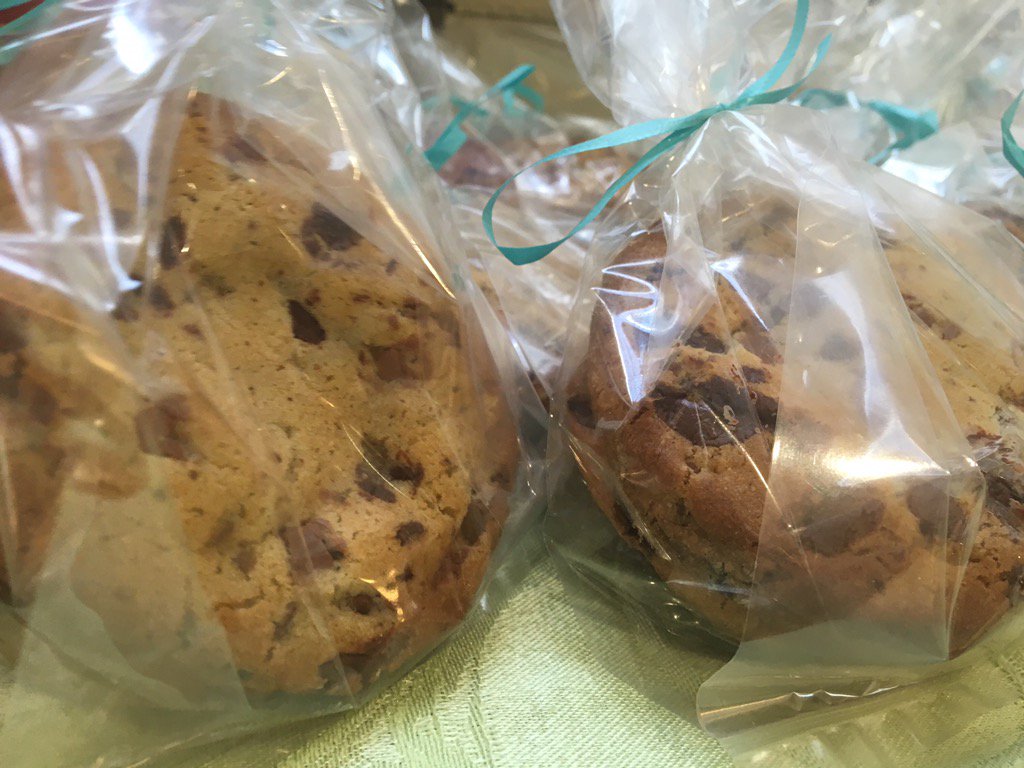 TommyMcFLY's tweet photo. Right now @ShopTysons unwrap @chefmarjie famous Choco Chip Cookies and help @BestBuddiesCR #BBprom2016 @RippleWDC https://t.co/nZ7tPBFAYC