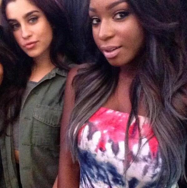 5HBrasilRS's tweet photo. ❤❤😢
RT pra ajudar...
GO HARMONIZERS 
#Harmonizers #iHeartAwards #BestFanArmy https://t.co/Dgodwzsxl5