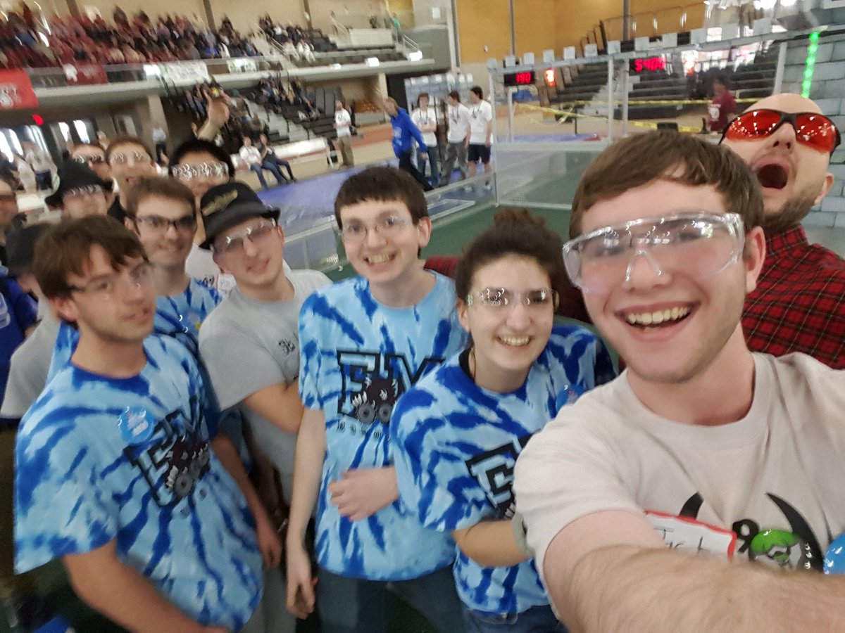 LSrobotics's tweet image. Some downtime on the field #omgrobots #NERIDE #warriorrobotics