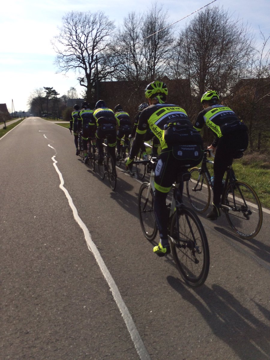 Openingstocht met 100 Peddelaars. #mooiweerfietsers