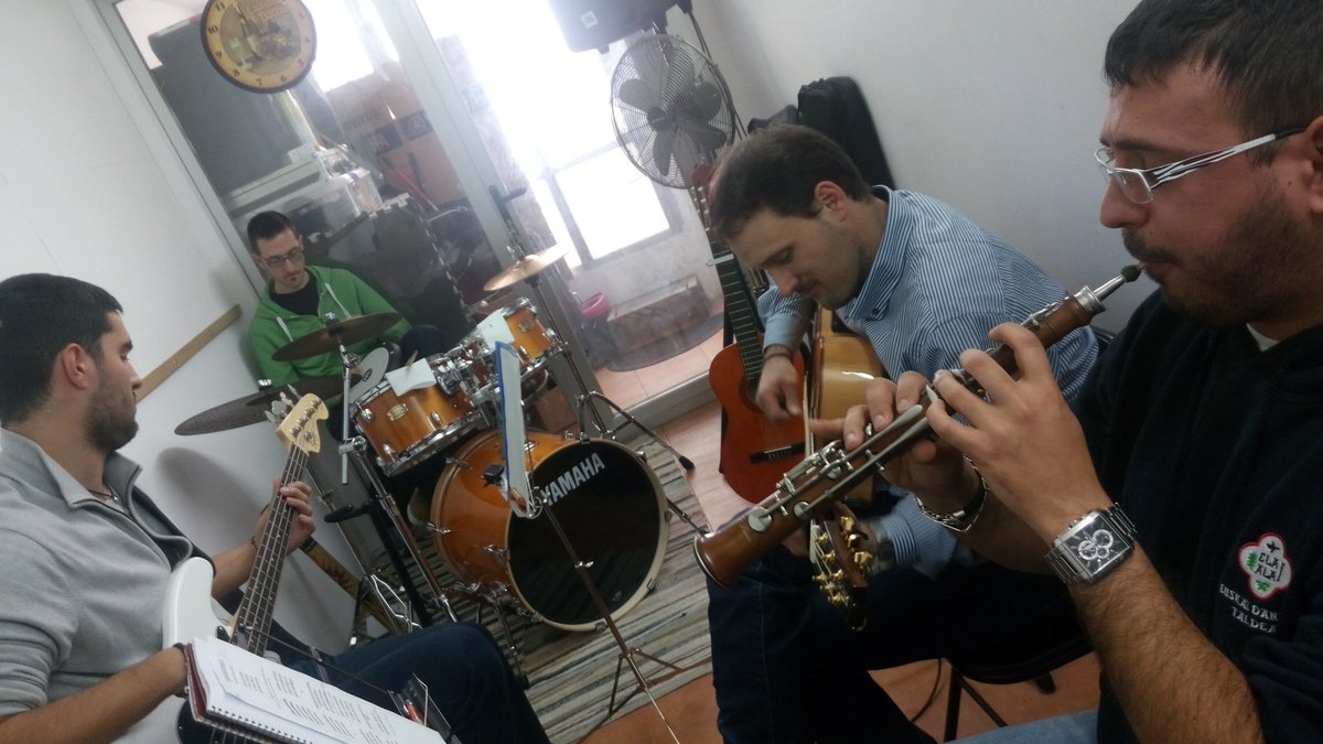 TierraAntigua1's tweet photo. Ensayando   ...y preparando nuevas cosillas. Esperamos que podáis disfrutarlas pronto!! https://t.co/DQ44xQZ4r7
