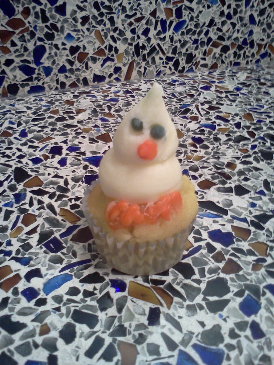 RunwayRavens's tweet photo. This adorable chick is from @lilmisscupcape. #cute #cupcake #babychick #delicious #bakery #art #CapeCod #HappyEaster https://t.co/Od03SJccAQ