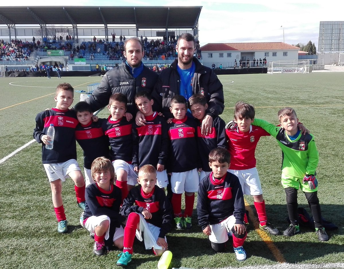 rsda_oficial's tweet photo. Gran papel del Prebenjamin en el Torneo del @cdillescasof pese a perder 2-0 frente al Valencia CF #OrgulloRojillo https://t.co/KnbLo1BXLm