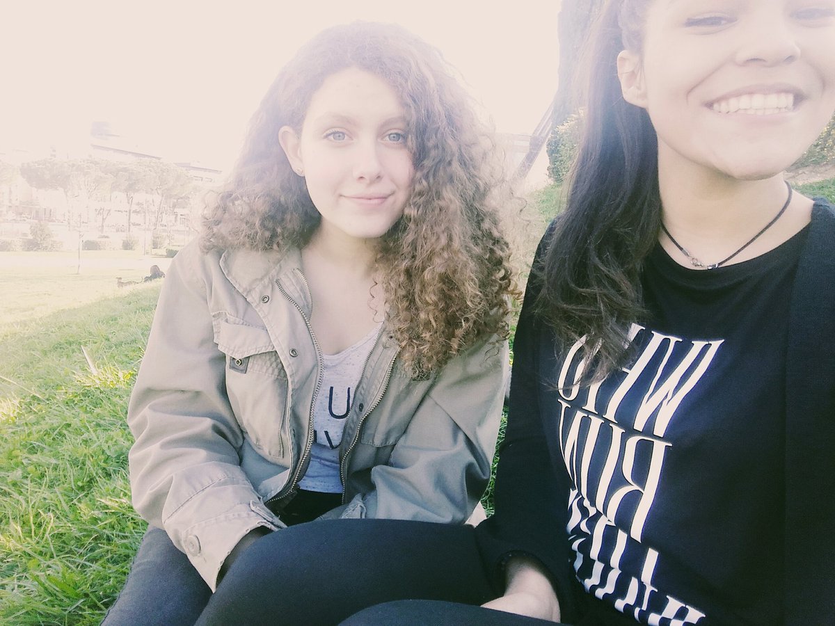 AlexandraLeal00's tweet photo. 👭 https://t.co/NtXlx18fa3