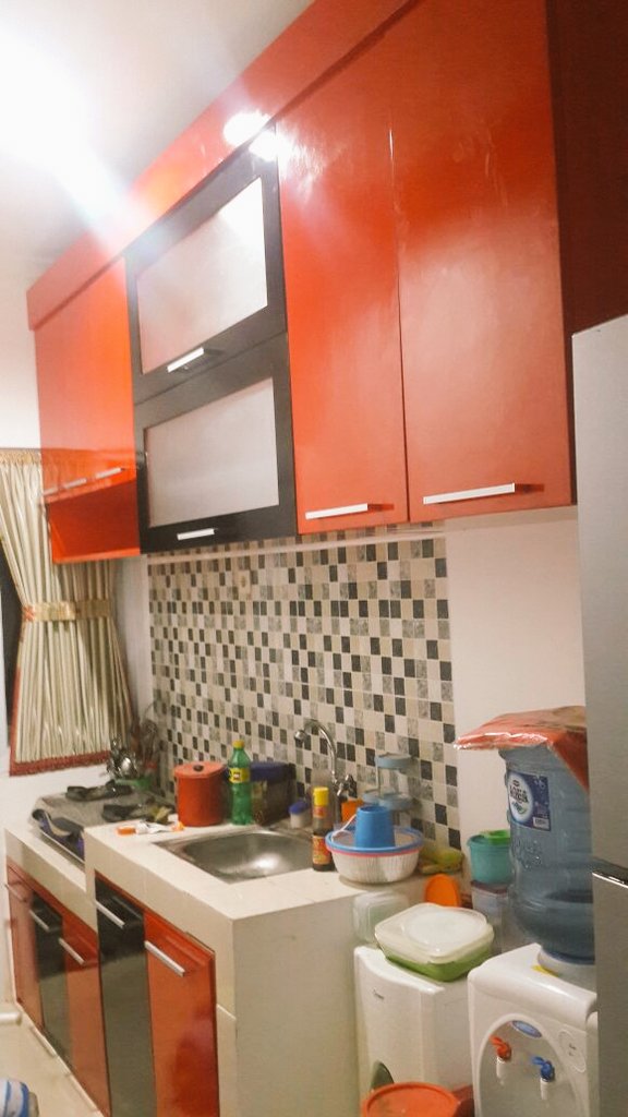 Lizriadi's tweet photo. #kitchenset finish #catduco #kayusolid #mahoni #tukangkayu #interiordesign #dapur #dapurku https://t.co/TCuQqS3oev