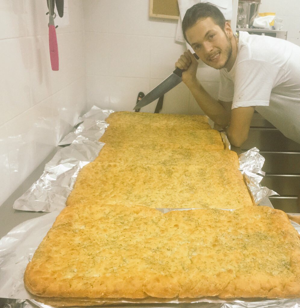 MaxScirocco's tweet photo. @antoclerici la focaccia e la focaccia specialmente con la mortazza❤️❤️😋😋 https://t.co/e1r0FbYXs2