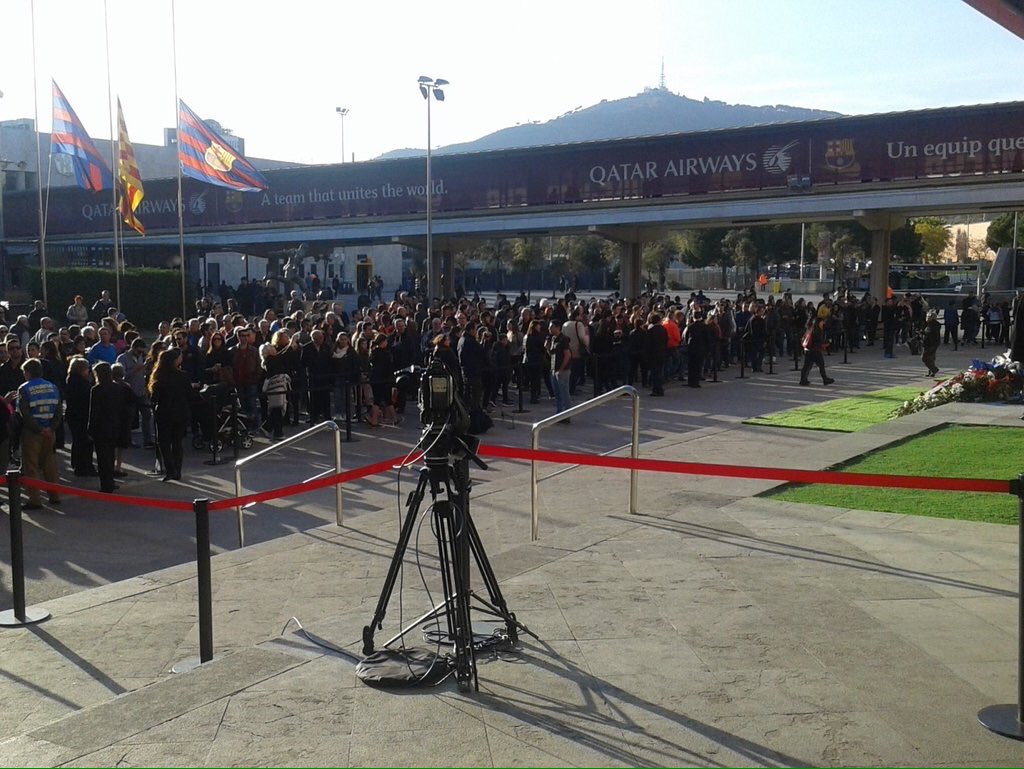 Multi_Aficion's tweet photo. Más de dos horas de cola en el Camp Nou para homenajear a uno de los mas grandes. Gracias Johan Cruyff por tanto. https://t.co/KHClQ2t8fZ