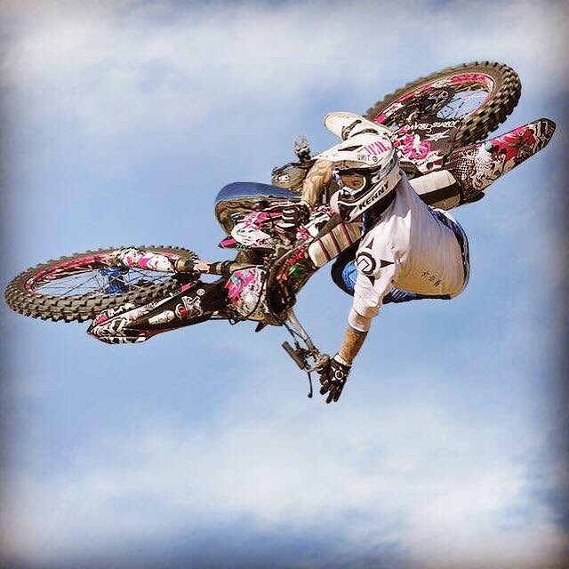 Grande mi hermano <a href="/bravo55fmx/">Jorge Bravo</a> que siempre me lleva en su moto! ❤️ Podéis verle el próximo 9 y 10 de Abril en Vigo! 🔥