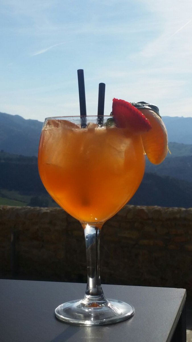 AzaharRonda's tweet photo. Y después de un magnífico almuerzo en #azaharronda, un #cóctel con estas vistas!
#ILoveAzahar #Ronda #relax https://t.co/xYG3NkGIvs