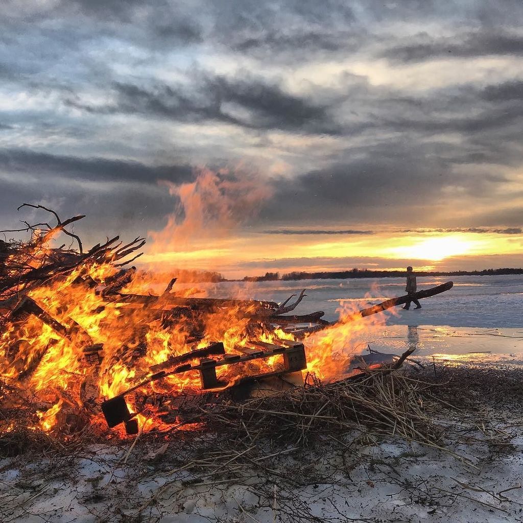 traveldaveuk's tweet photo. Enjoying a Finnish Easter bonfire here in Ostrobothnia 🔥🇫🇮❄️ (yes that's the sea!) #visitv… https://t.co/s3kUBpXt7t https://t.co/HwHun9BcYZ