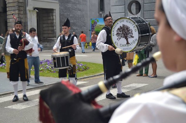 Mañana, la banda de gaitas El Carbayón y <a href="/GBNoceu/">Grupo de Baile Nocéu</a> protagonizan #FolcloreTracionalEnLaCalle bit.ly/1S5KqL6