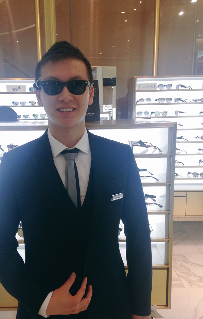 craigkeeganDC's tweet photo. Howard sold Ray Ban, by giving the sale a personal touch. Speaking Spanish to them🇪🇸 #SGHEXPERIENCE #EMEACHALLENGE https://t.co/TENggukD88