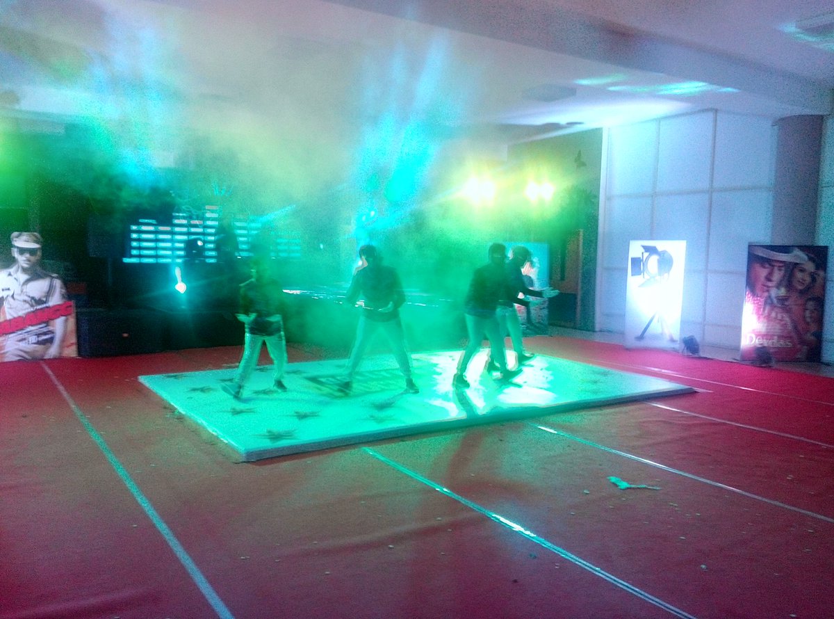 TEDxSecbad's tweet photo. . @Infosys' very own dance troupe RoboSapiens performs at the #TEDxWorkshop Bollywood theme Gala. #TEDxAtInfy https://t.co/jrbazUhFJ0