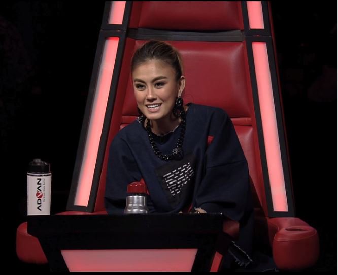 TheVoiceGTV's tweet photo. "Dua-duanya penyanyi yang matang dan performancenya menghibur. Saya memilih Aziz" coach @agnezmo #BattleRoundEps10 ✌ https://t.co/uNIC6VKLPq