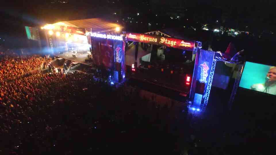 kawanrita's tweet photo. Lebih dari 80.000 penonton memadati Rock In Borneo 2016,It's great to see that! @ritawow_1973 @rockinborneo https://t.co/qR70hafdM9