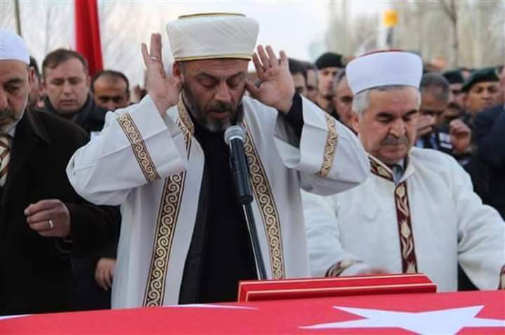TurkmanDagi's tweet photo. O bir şehid babası ve kendi çocuğu'nun cenaze namazını kıldırıyor. Söyleyin şimdi, siz bu ülkeyi bölebilirmisiniz? https://t.co/MCLtLBMiaK