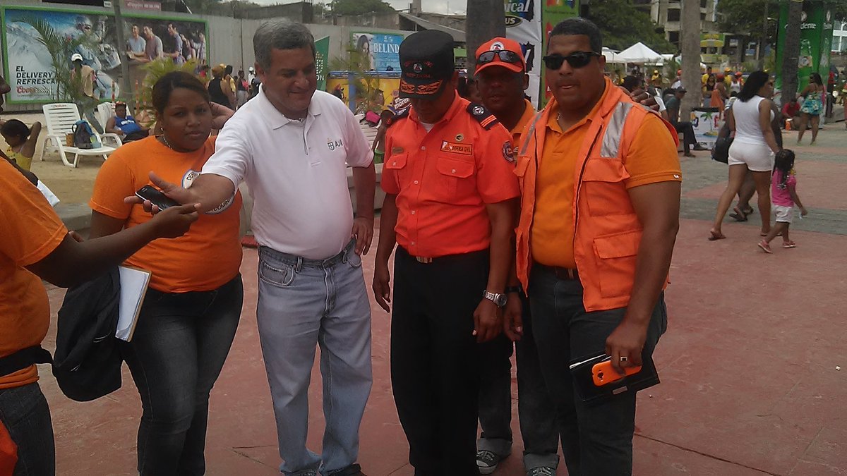 ubiera01's tweet photo. Durante el recorrido por todo los puesto del Distrito Nacional @DefensaCivilDN en acción por nuestra nacion!!!!! https://t.co/2ah4KF20ye