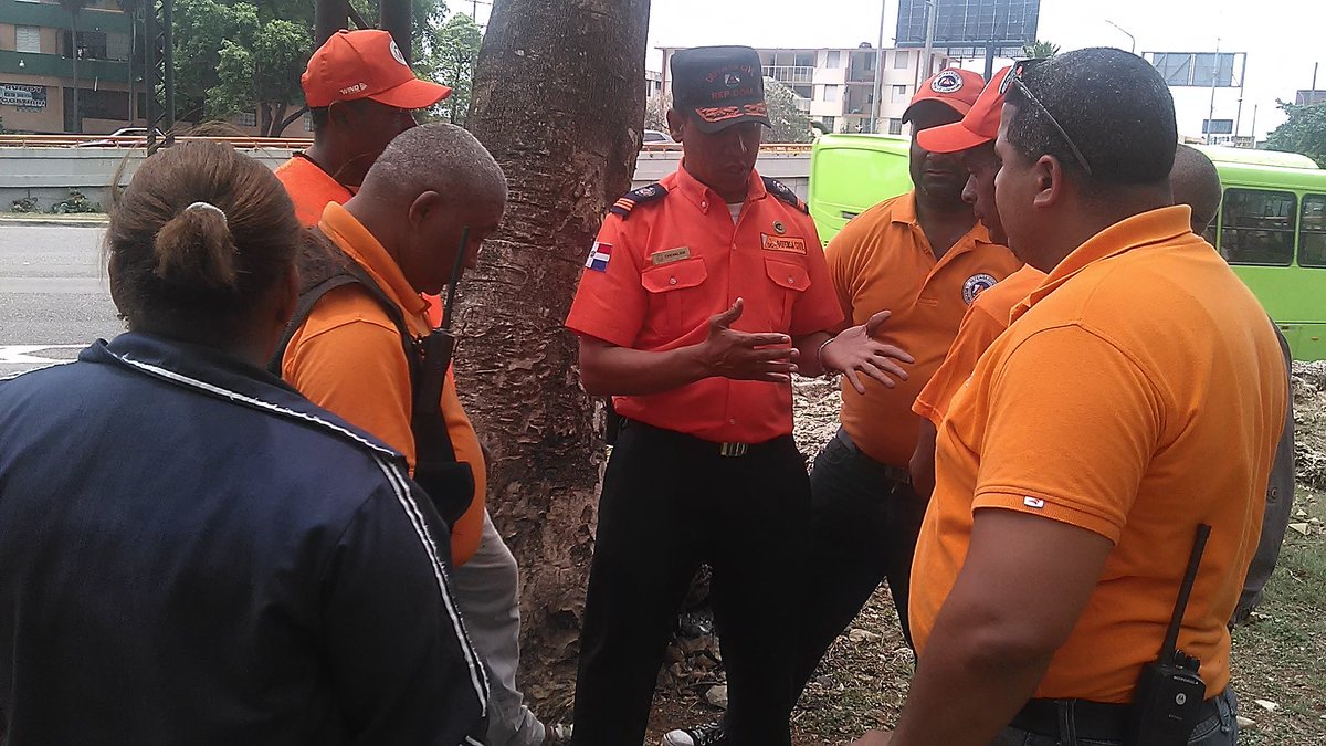 ubiera01's tweet photo. Durante el recorrido por todo los puesto del Distrito Nacional @DefensaCivilDN en acción por nuestra nacion!!!!! https://t.co/2ah4KF20ye