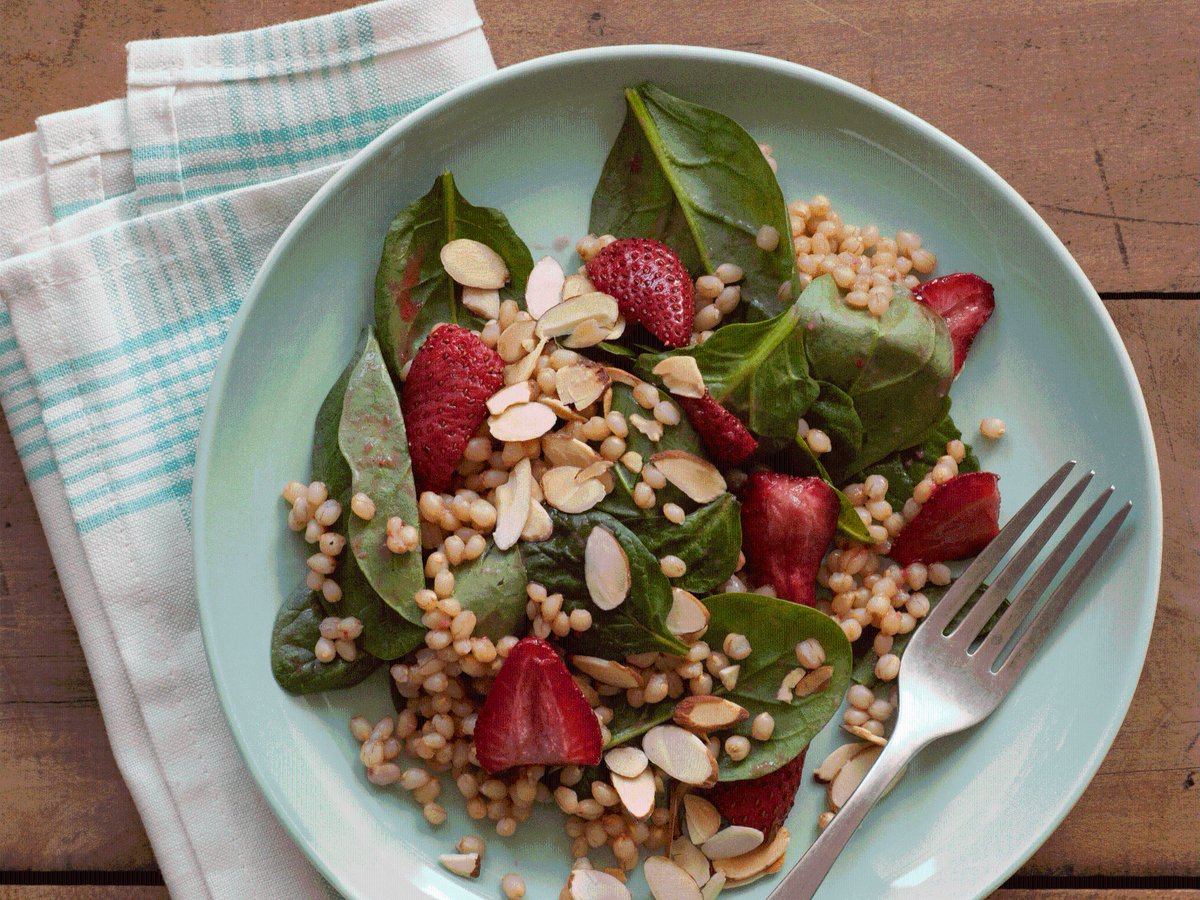 A gorgeous way to enjoy strawberries... Roasted Strawberry Spinach Salad: bit.ly/1Sn1Oxz