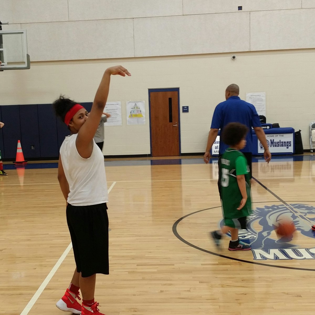 MrJohnbarner's tweet photo. Freshman guard Munchie McClain showing off good form at the #OhioAviators #YouthSkillsClinic in #Toledo today. https://t.co/vaiBXPWkJx