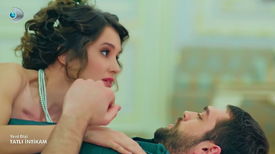 beklenenkral's tweet photo. Kabasın Pelin, sürünmeyi de hak etmişsin. O damat kaçmasın da kim kaçsın? Yıllar sonra ilk karşılaşma. #Tatlıİntikam https://t.co/6dPRB4L28h