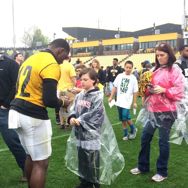 FTBstadium's tweet image. Autograph sesh! 📝#SaturdayInKennesaw #SpringGame2016 #BringTheFight