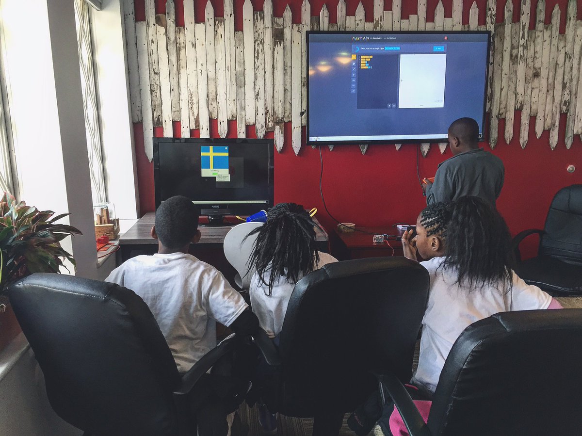 createaLOOP's tweet photo. "I'm coding a superhero!" #LOOPAcademy #KidsWhoCode https://t.co/YT17gy13HN
