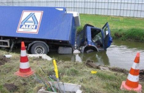 dawasemni's tweet photo. Hou eens op met Aldi ongelukken https://t.co/8dhmNTofKG