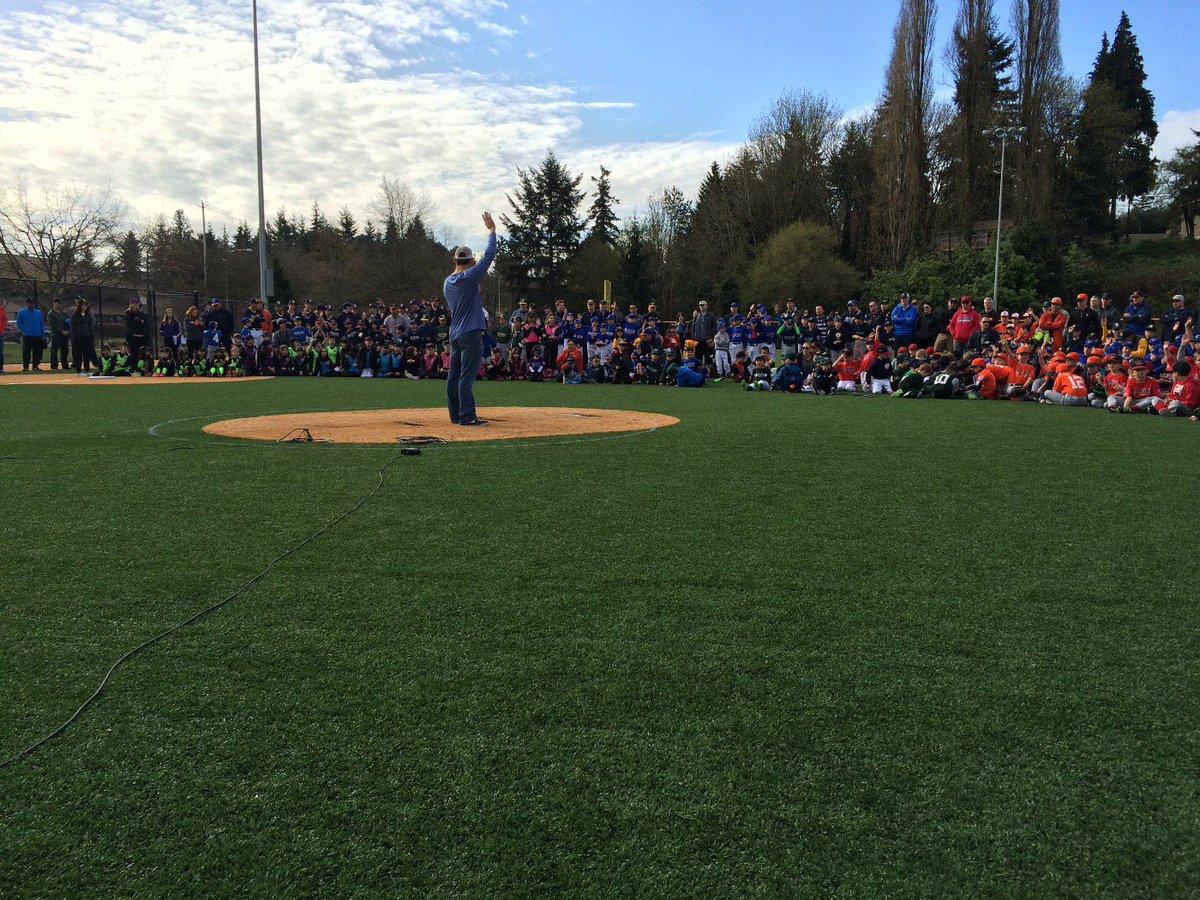 BASEbyPros's tweet photo. We are ar Bellevue West Little League today! Brent Lillibridge spoke and threw out the first pitch! #basebypros https://t.co/kfVW2lAiVw