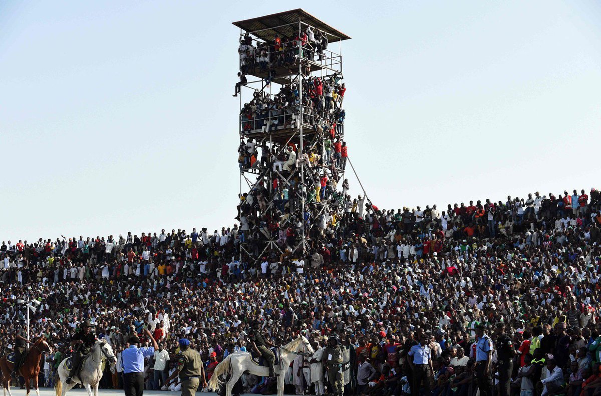 elpais_deportes's tweet photo. Imagen espectacular en Nigeria ¿Cómo meter a 40.000 espectadores en un estadio para 25.000?  https://t.co/forrMA5CQz https://t.co/lZnCHjMb7F