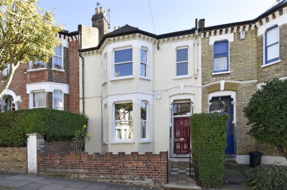 RamptonBaseley's tweet photo. Extremely well presented 2 bed Victorian house, with a south facing garden in #Battersea https://t.co/jvDCUilTlH https://t.co/AdbdgVqsu6