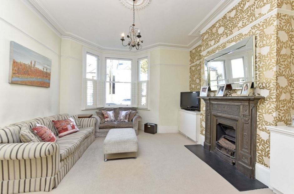 RamptonBaseley's tweet photo. Extremely well presented 2 bed Victorian house, with a south facing garden in #Battersea https://t.co/jvDCUilTlH https://t.co/AdbdgVqsu6