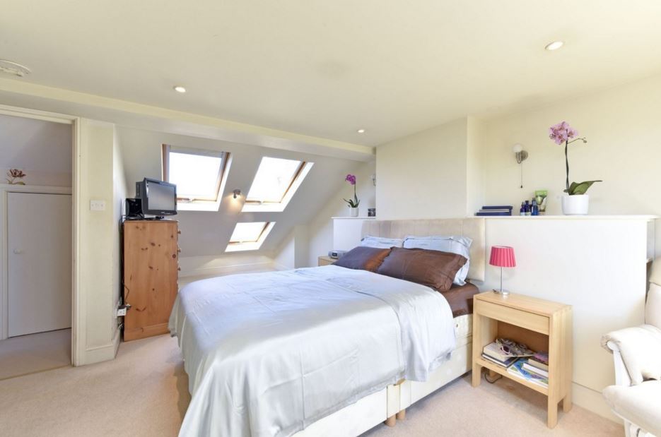 Extremely well presented 2 bed Victorian house, with a south facing garden in #Battersea ow.ly/ZTM7x