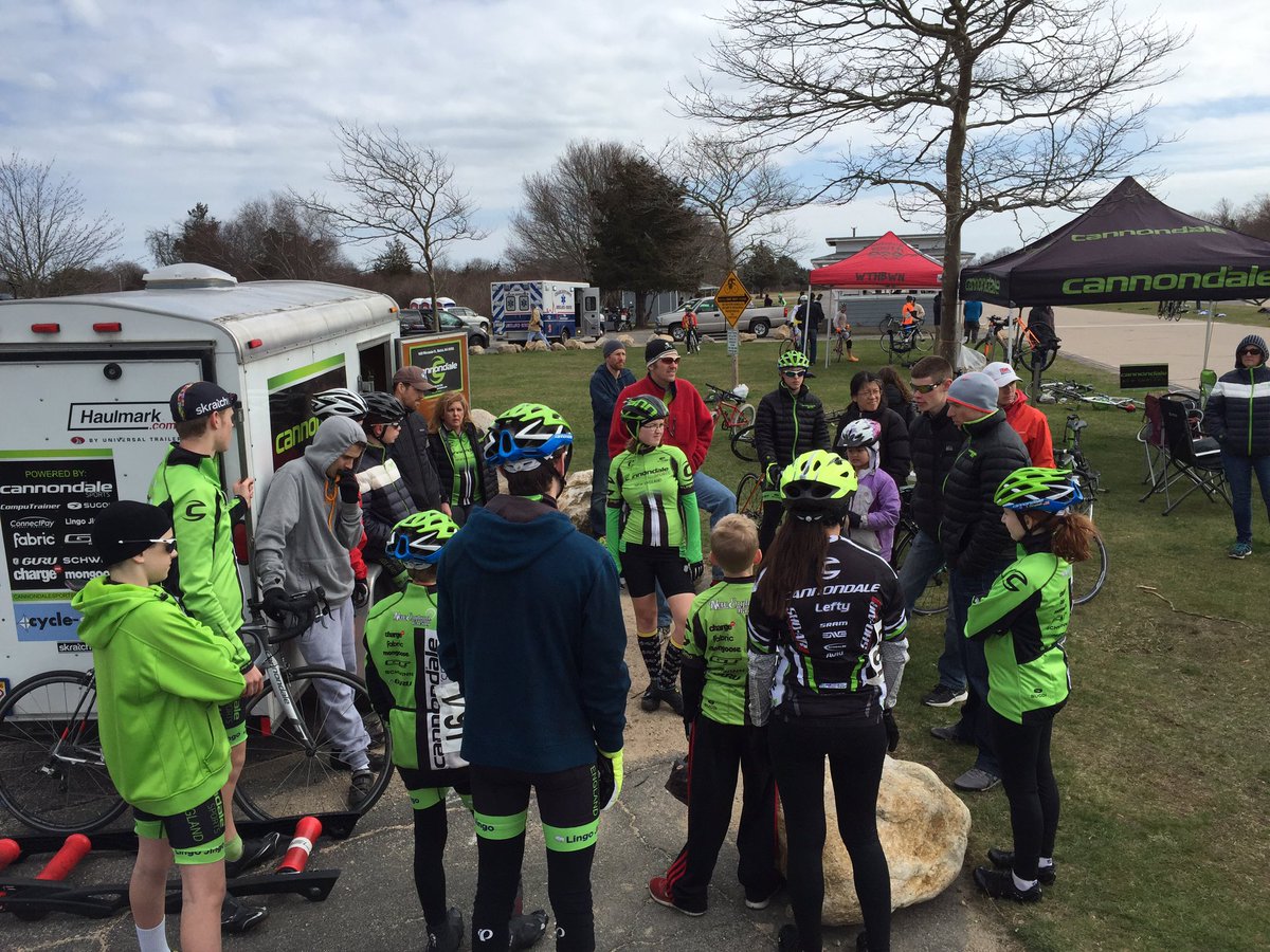 NewEnglandDevo's tweet photo. Last minute racing tips by @Ben_Ryan113 to our youngest riders and our devo team #sunshinecrit https://t.co/i50Vo44AHW