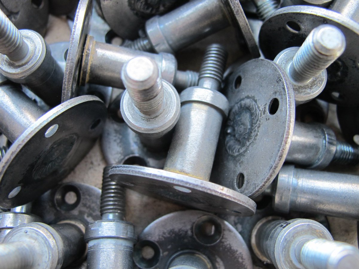 WederNU's tweet image. ReUSE &amp;amp; ReDESIGN @Reestmond medewerkers passen gebruikte onderdelen aan voor een 2e leven in onze WEDER BY burostoel