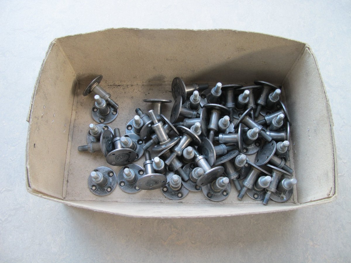 WederNU's tweet image. ReUSE &amp;amp; ReDESIGN @Reestmond medewerkers passen gebruikte onderdelen aan voor een 2e leven in onze WEDER BY burostoel