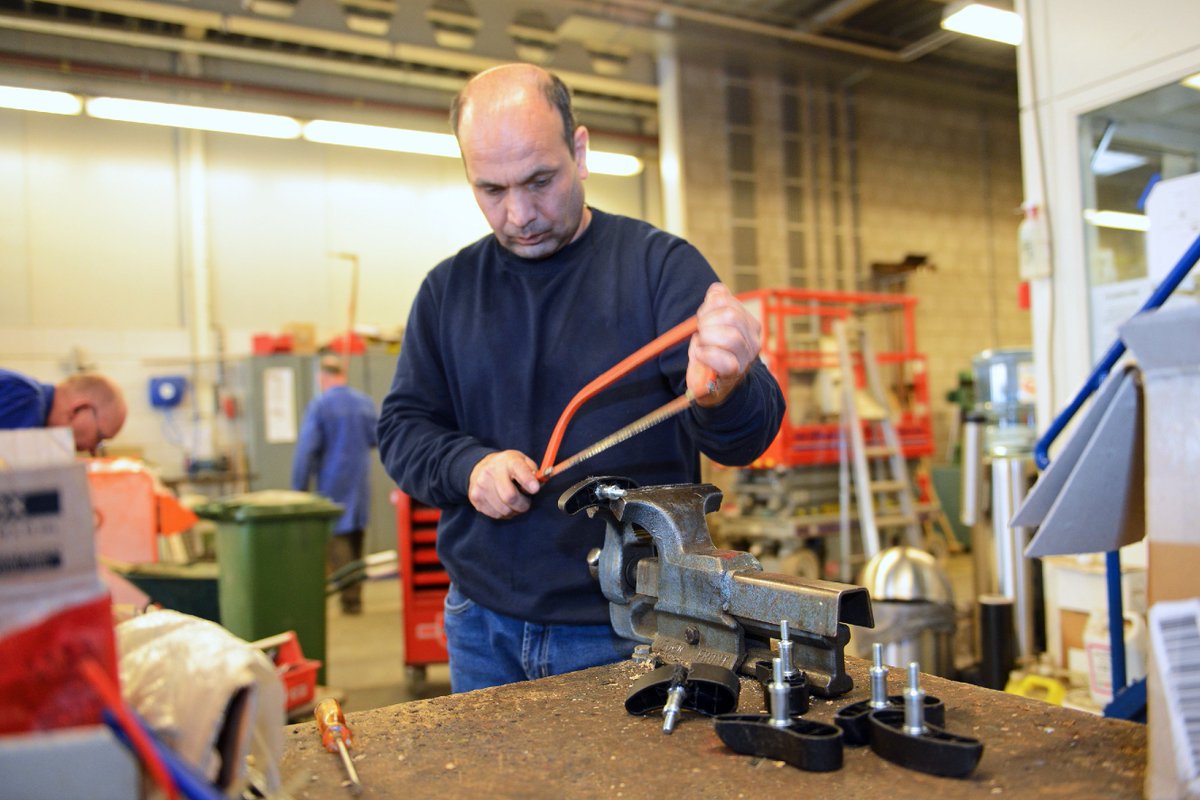 WederNU's tweet image. ReUSE &amp;amp; ReDESIGN @Reestmond medewerkers passen gebruikte onderdelen aan voor een 2e leven in onze WEDER BY burostoel