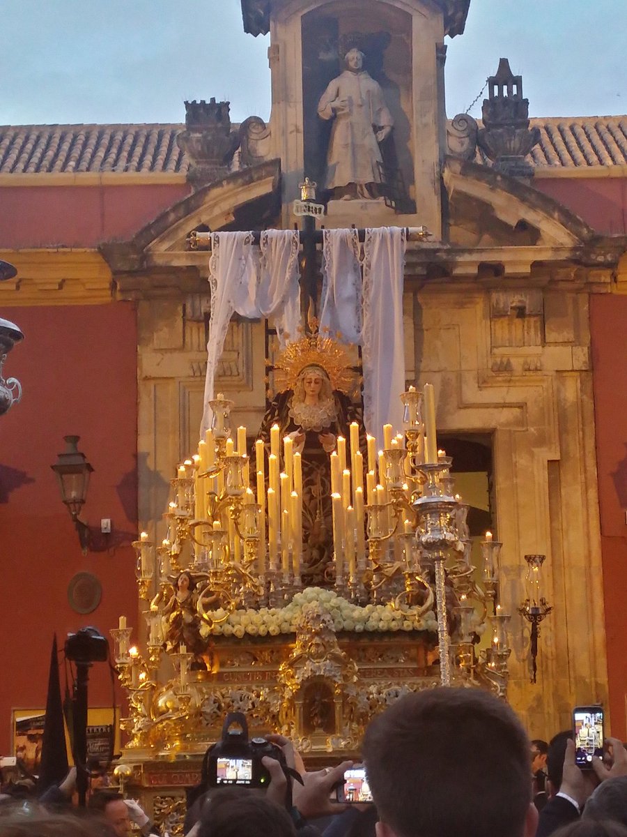 juangt88's tweet photo. Salida de la soledad de san lorenzo, a la voz de una saeta. Precioso. @elllamadorcsr #SSantaSevilla16 https://t.co/6HDfHlHbEl