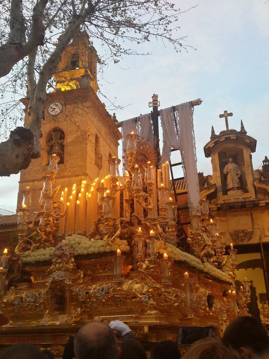 juangt88's tweet photo. Salida de la soledad de san lorenzo, a la voz de una saeta. Precioso. @elllamadorcsr #SSantaSevilla16 https://t.co/6HDfHlHbEl
