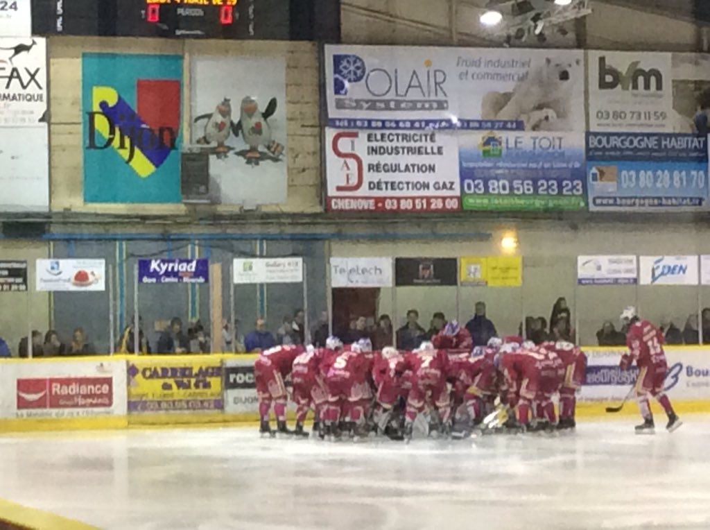 badiaa_maslouhi's tweet photo. 🏒 #Coup d'envoi imminent #Trimolet Allez les Ducs...  Solidarité #Bruxelles https://t.co/ebDRacedyU