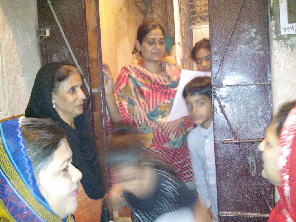 sabaiqbal20's tweet photo. Door to door campaign for #PS_115 in #Uc_11 ward 3 #Vote4Kite #Vote4Altaf #Ps_115BelongsToMqm #LinesArea4Altaf https://t.co/AyZm0YQAJO