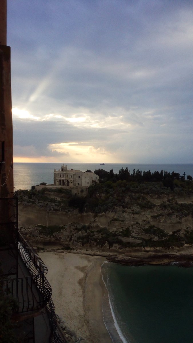 larocca's tweet photo. @calabriaonline Tropea é sempre Tropea! https://t.co/cNU0TiwsZJ