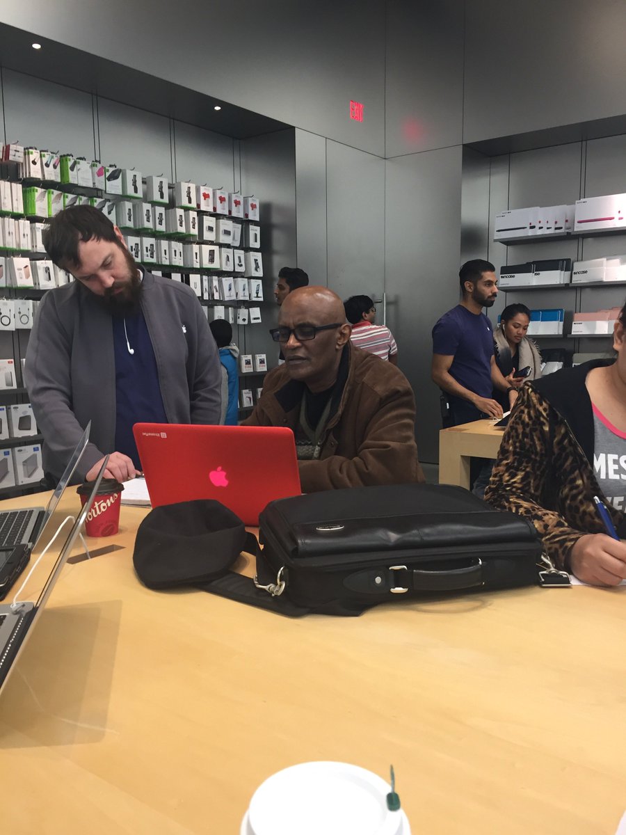saveonetoone's tweet image. Spent the day at Yorkdale Apple, busy as all heck! #Apple #onetoone
#technologylearning
#twitterapple
#saveonetoone