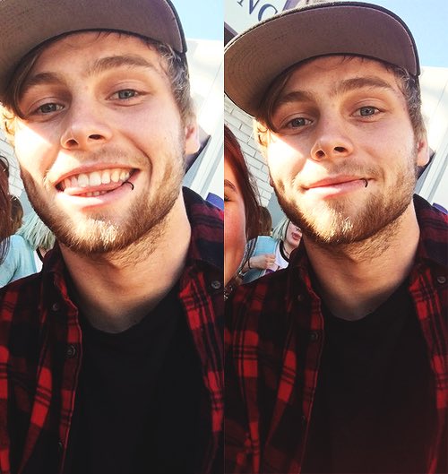 LukeHemmingArmy's tweet photo. Babe❤️

#5SOSFam #BestFanArmy  #iHeartAwards https://t.co/Yh5oOmYS75