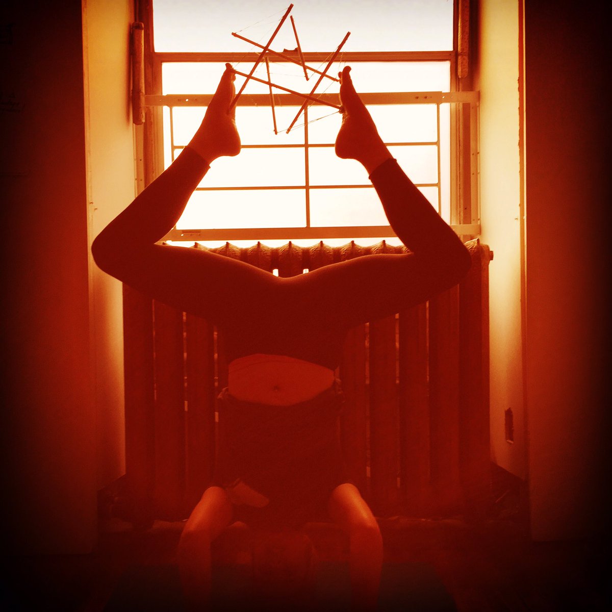 mothermother's tweet photo. BIOTENSEGRITY head stand! Interconnected webs. Yoga teacher training is blowing my mind! #mmdailydose @JasminParkin https://t.co/eZIBpsettJ