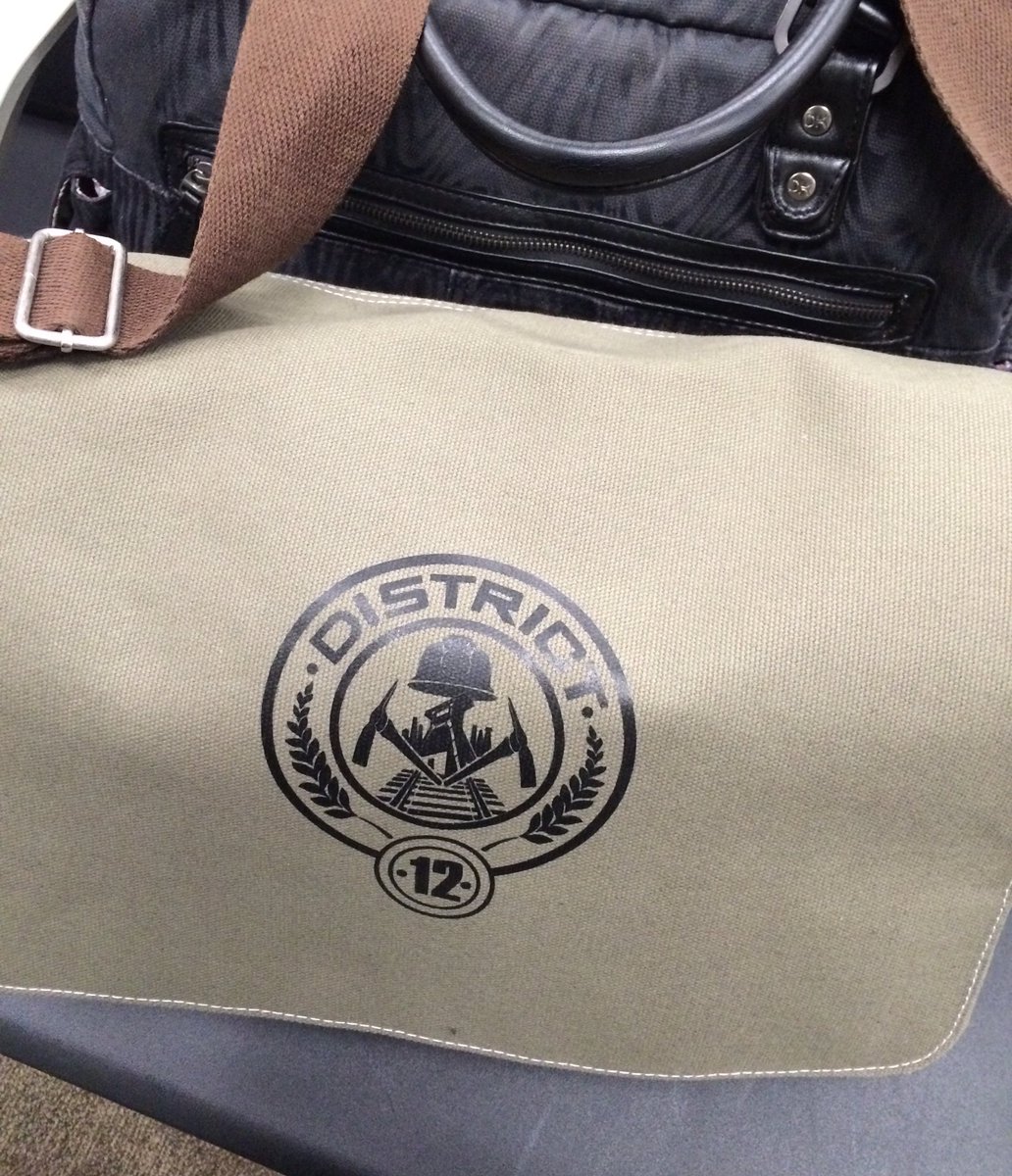 hmz1505's tweet photo. My new @TheHungerGames #MockingjayDVD bag is the perfect carry on size! https://t.co/Elz45QkHVS