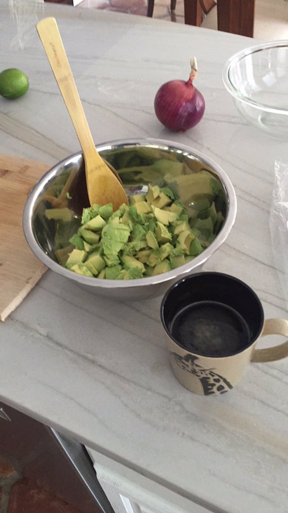 JakeSurfs's tweet photo. #Avocado diced. Next up garlic #liveguac https://t.co/zEYmX0AsxF