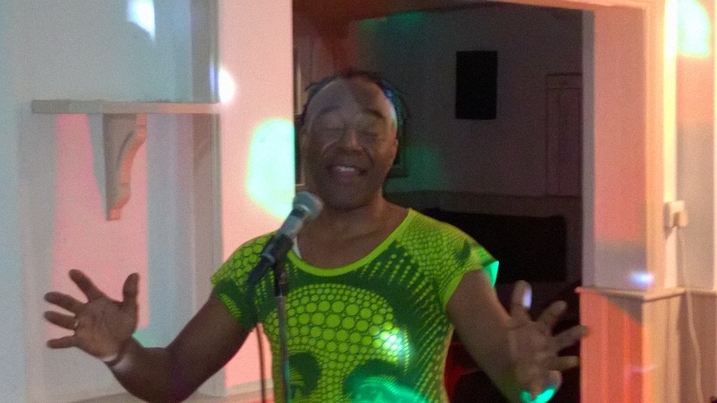 #NeverGonnaGiveYouUp #AlexanderClarke #Wareham #Dorset now live! <a href="/gr8musicvenues/">gr8MusicVenues</a> <a href="/LIVEMUSICDorset/">LIVE MUSIC Dorset UK</a> <a href="/WhatsOnInDorset/">What's On in Dorset</a>