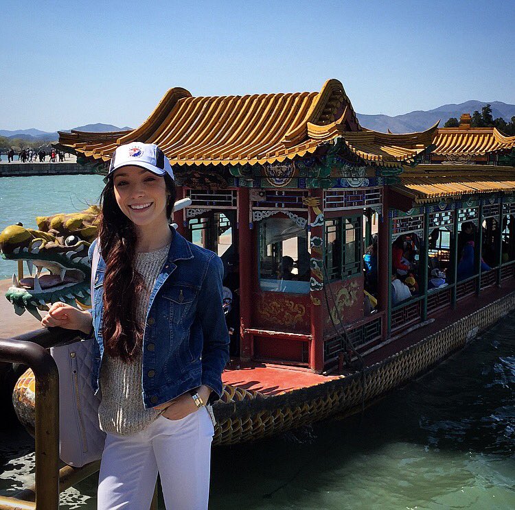 Meryl_Davis's tweet photo. Tourist or mother of dragons? 🐲 Maybe the baseball hat gives me away... #teamvisa #seechinafromtheinside https://t.co/EZd50tMfS9